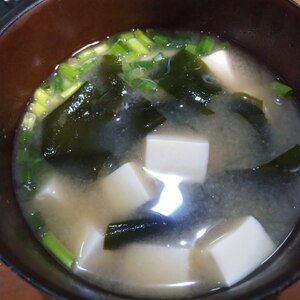 シンプルで美味しい生わかめと豆腐のお味噌汁